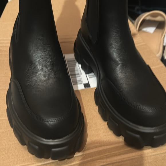 Journee collection vista boot in black size 6.5 - Picture 4 of 4